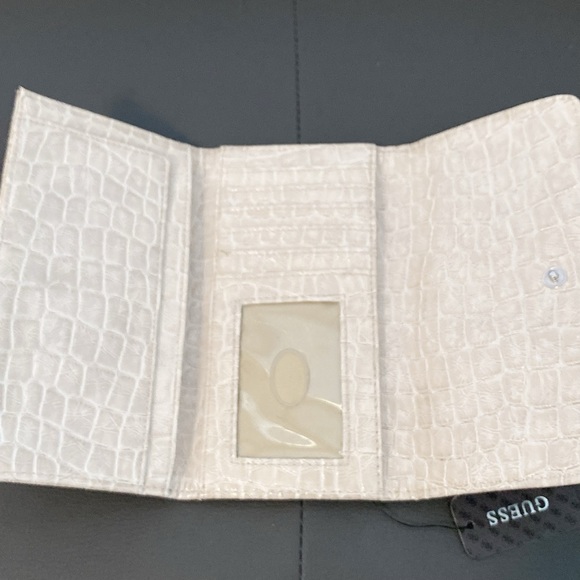 BNWT GUESS WALLET - IVORY FLAP WALLET - Picture 3 of 5